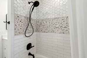 Een douche, een haardroger, handdoeken, zeep
