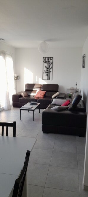 Smart TV, books - Gîte Thym Dans Campagne Gardoise 5 à 6 Couchages Avec Terrasse+jardinet Clôturé (Combas)