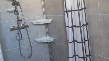 Douche, sĂšche-cheveux, serviettes fournies, papier toilette
