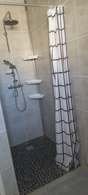 Ducha, secador de pelo, toallas, papel higiénico