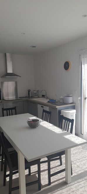 Fridge, microwave, oven, stovetop - Gîte Thym Dans Campagne Gardoise 5 à 6 Couchages Avec Terrasse+jardinet Clôturé (Combas)
