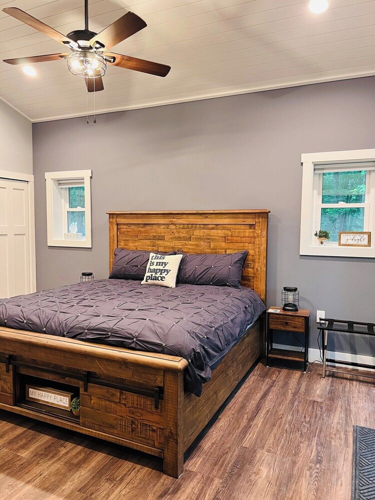 New! Little Traverse TherapyHot Tub/Fire Pit/AC Interlochen Vrbo