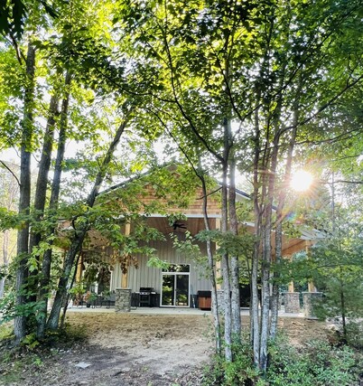 Little Traverse Therapy-Hot Tub/Fire Pit/AC