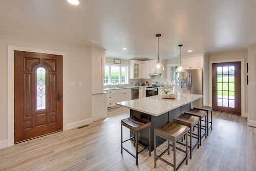 Patio & Yard: Newly Built Retreat in Ronks!