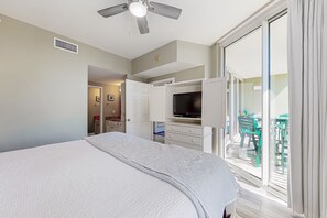 3 bedrooms, iron/ironing board, internet, bed sheets - Gulf-front condo with beach access, two pools, tennis, gym, & balcony (Fort Walton Beach)