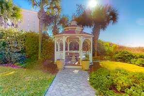 Property grounds - Gulf-front condo with beach access, two pools, tennis, gym, & balcony (Fort Walton Beach)