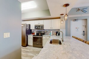 Fridge, microwave, oven, stovetop - Gulf-front condo with beach access, two pools, tennis, gym, & balcony (Fort Walton Beach)