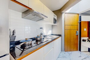 Fridge, microwave, stovetop, coffee/tea maker