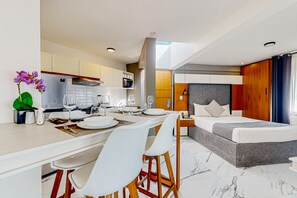 2 bedrooms, internet, bed sheets