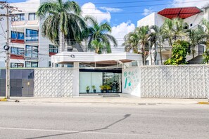 Exterior - Inviting apartment with pool, full kitchen, convenient location (Cancun)