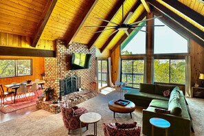 TV, lareira, videogames, pebolim