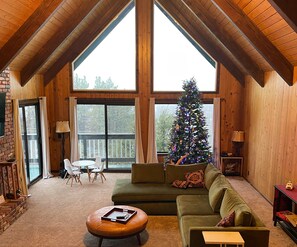 TV, lareira, videogames, pebolim