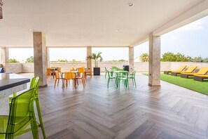 Outdoor dining - Rooftop Pool w/Lounge Area-2 BRM Apt-sleeps 4 U2 (Oranjestad)