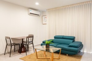 TV - Rooftop Pool w/Lounge Area-2 BRM Apt-sleeps 4 U2 (Oranjestad)