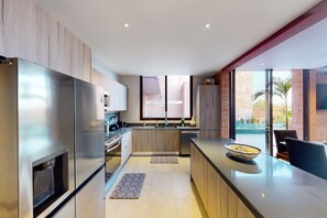 Kühlschrank, Mikrowelle, Ofen, Herdplatte