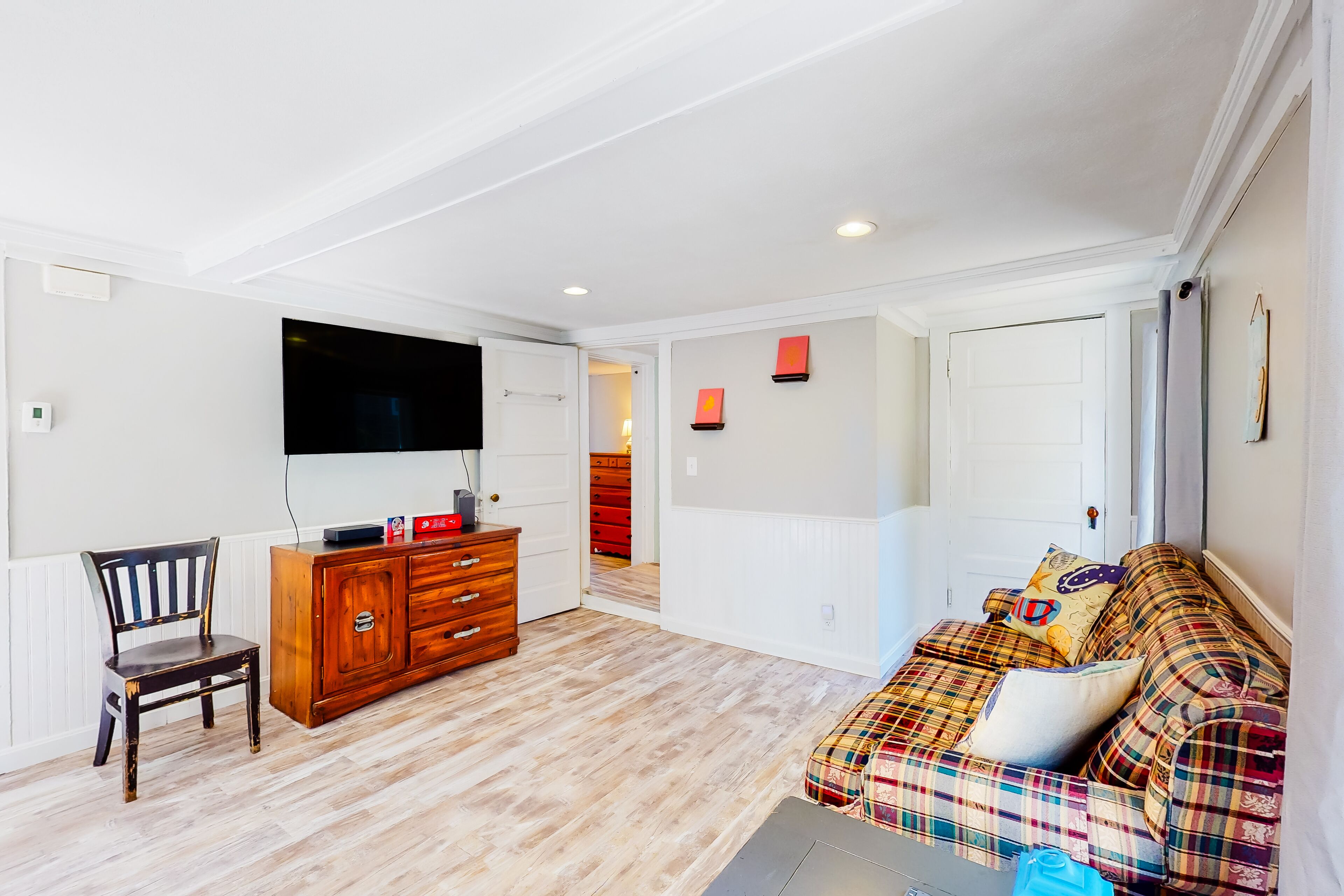 Dog-friendly Sagamore Beach cottage with a full kitchen, yard, & gas grill