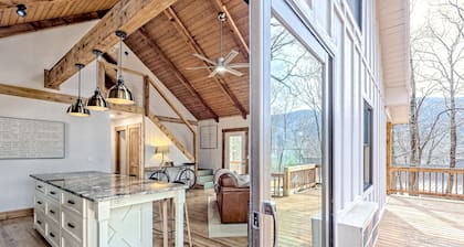 The Treehouse | Forest cabin in Blairsville with expansive deck & fireplace