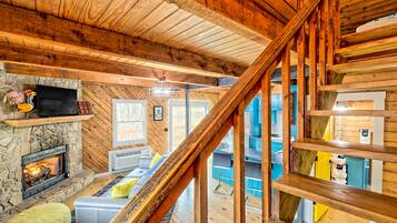 Televisión, chimenea, videojuegos, futbolito