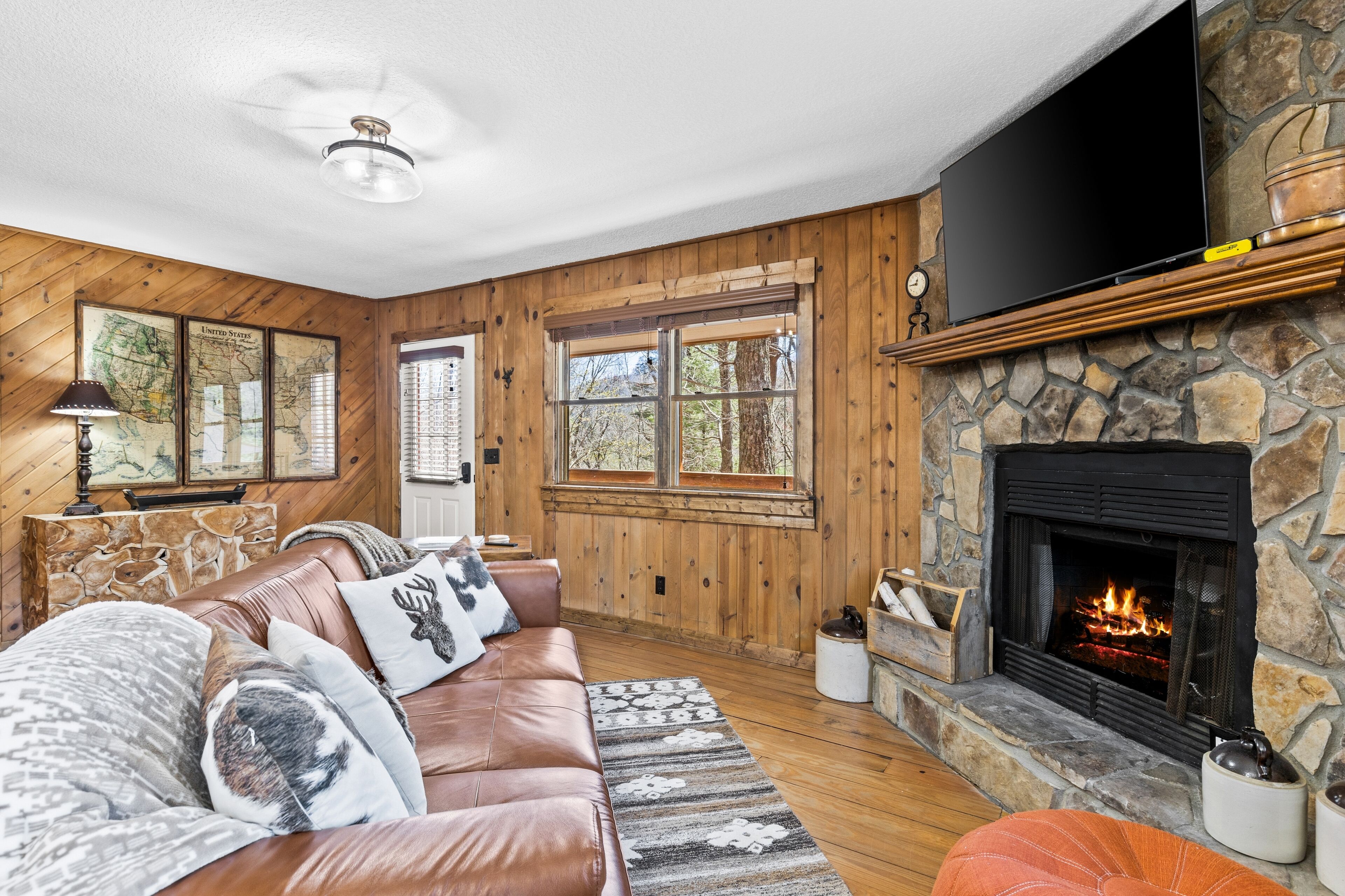 The Classic | Forest cabin with wraparound deck, fireplace & great location