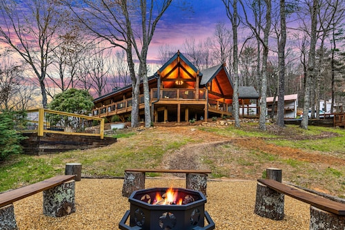 The Industrial | New woodland cabin in Blairsville with great deck & fireplace