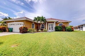 Exterior - Waterfront home with screened pool, patio, grill, foosball, AC, & W/D (Cape Coral)