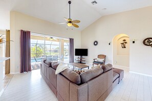 TV, foosball, books - Waterfront home with screened pool, patio, grill, foosball, AC, & W/D (Cape Coral)