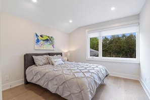 5 bedrooms, iron/ironing board, WiFi, bed sheets