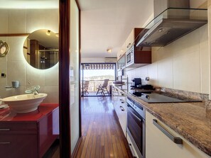 Fridge, microwave, oven, coffee/tea maker
