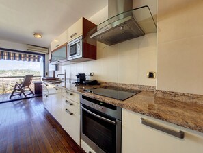 冷蔵庫、電子レンジ、オーブン、コーヒー / ティーメーカー