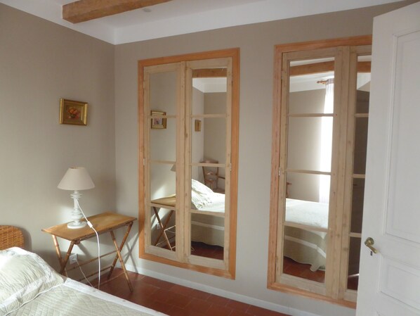 4 chambres, fer et planche à repasser, lit de bébé portatif