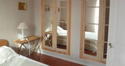 Ancienne bĂątisse en pierre dans la tradition des maisons vigneronnes.