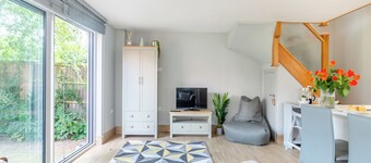 The Retreat - UK45099