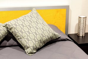 1 slaapkamer, een strijkplank/strijkijzer, reisbedje, internet