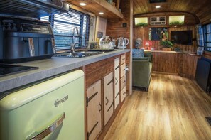 Private kitchen - American Airstream - Blossom Farm - Tiers Cross (Haverfordwest)