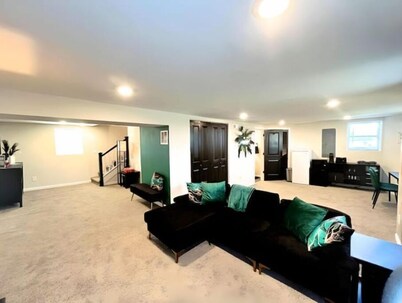 1 Bedroom 1 Bathroom Apartment with Private Entrance & Guest Suite