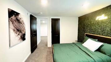 1 bedroom, desk, travel crib, WiFi