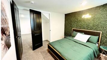 1 bedroom, desk, travel crib, WiFi