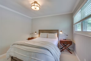 A bedroom with a bed, bedside tables, and a window with blinds. - Charlottesville Getaway in Bailey's Retreat! (Charlottesville)