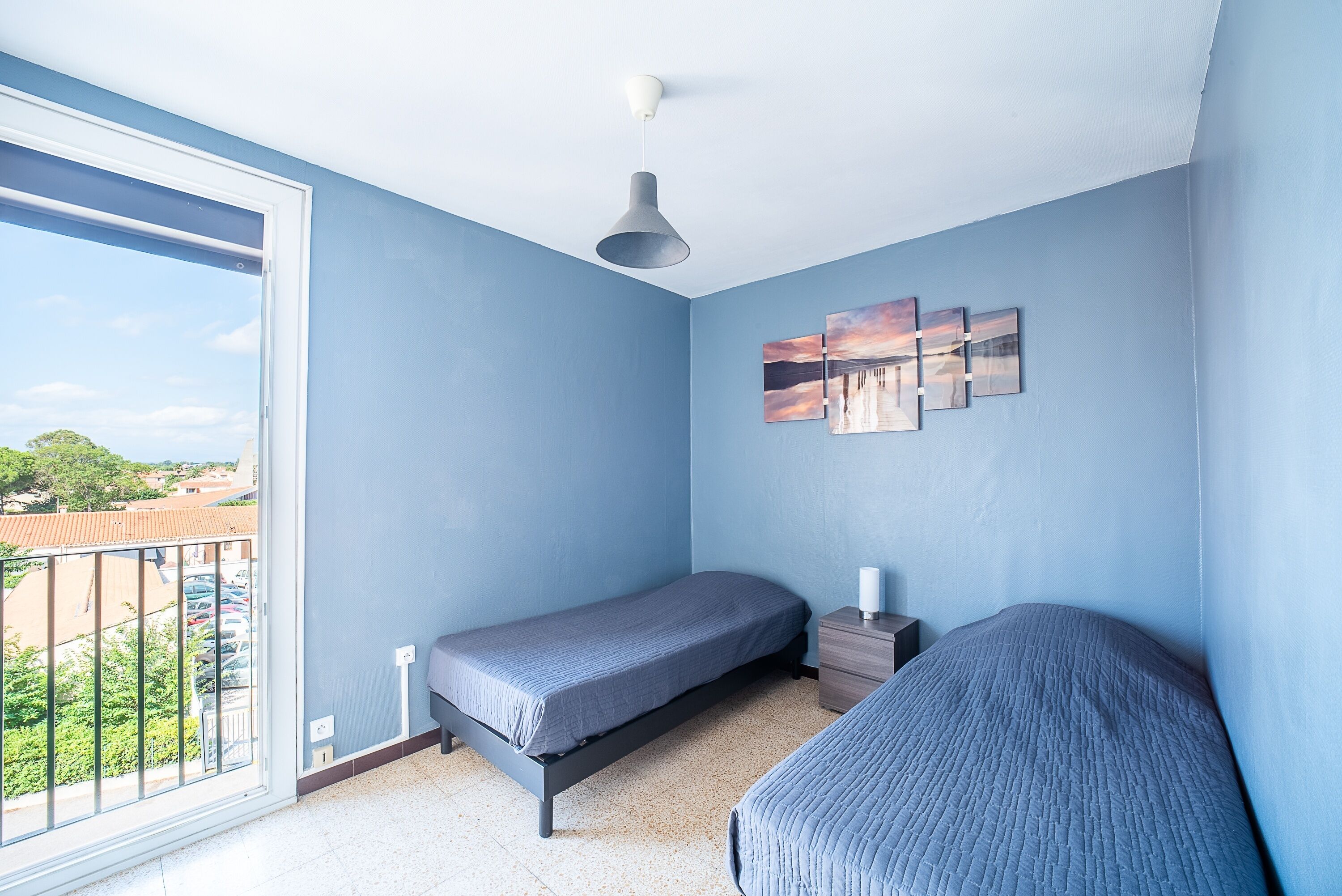 2 chambres, fer et planche à repasser