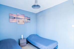 2 habitaciones y tabla de planchar con plancha 