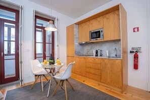 Réfrigérateur, four à micro-ondes, surface de cuisson, cafetière-théière