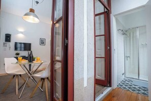 Dining - Peaceful Apartment | Ace Location by HostWise (Porto)