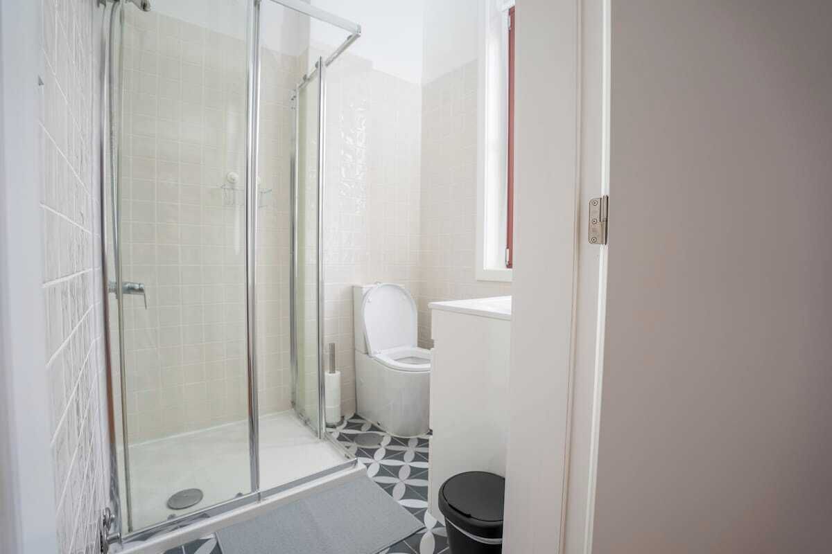 Shower, hair dryer, towels, shampoo