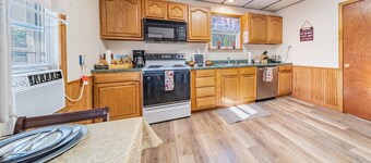 Cottage Living in Cuyahoga Falls: 3 bed, 2 bath w 2 porches, Smart TVs