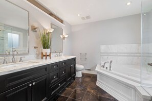 Bañera de hidromasaje, secador de pelo, toallas y jabón