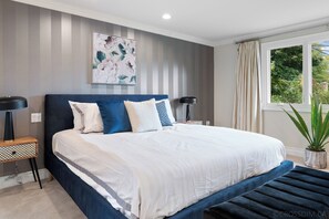 5 bedrooms, iron/ironing board, WiFi, bed sheets