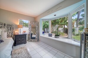 4 habitaciones, tabla de planchar con plancha, wifi y ropa de cama