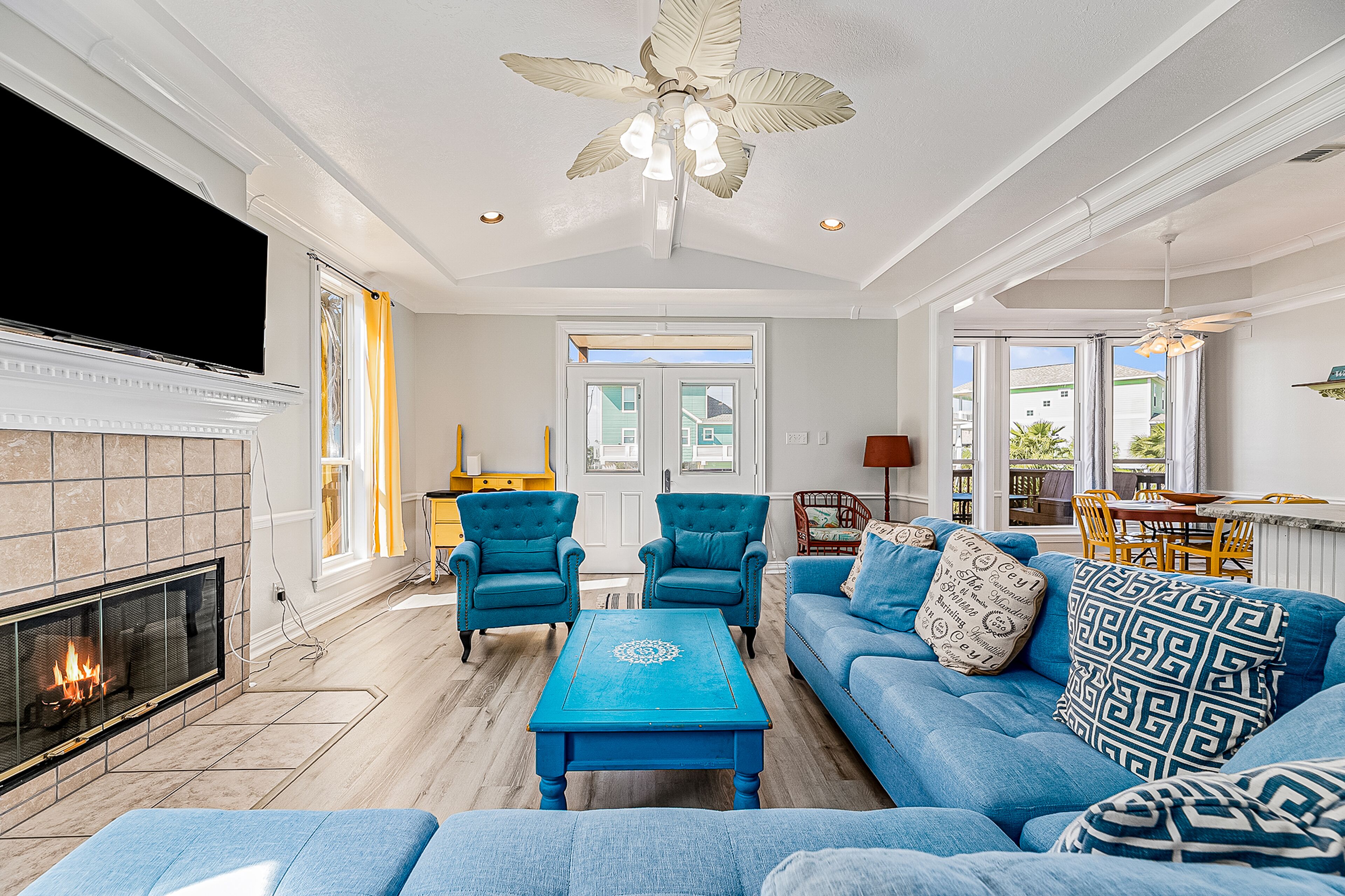 Televisión y chimenea 