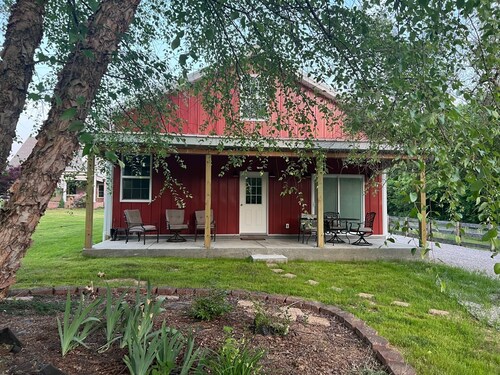 Restful barn apartment w/private porch close to GM Plant/Nashville
