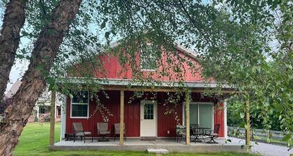 Restful barn apartment w/private porch close to GM Plant/Nashville